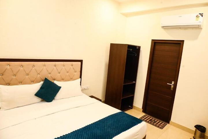 Room 5 of 10