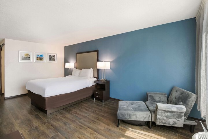 1 Queen Bed Accessible (9 of 11)