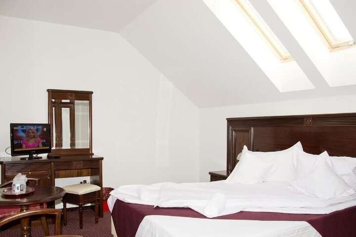 Room 8 of 33