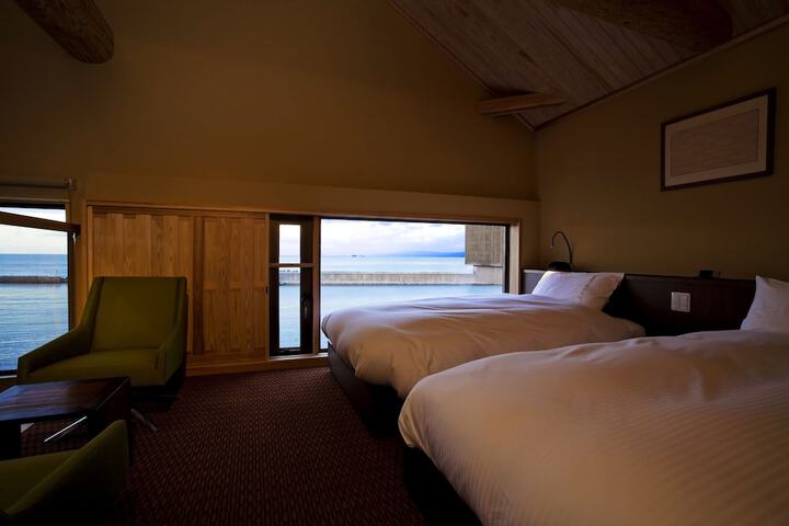 Room 8 of 40