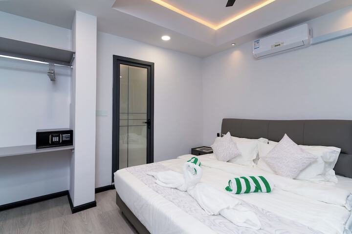 Room 5 of 18