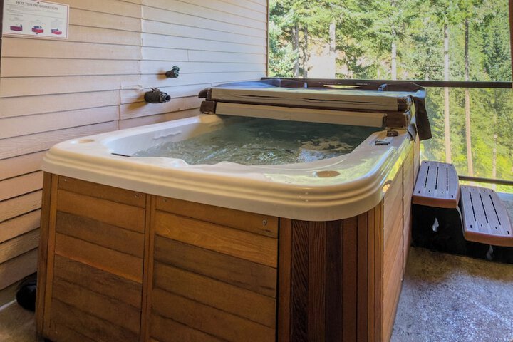 Private spa tub