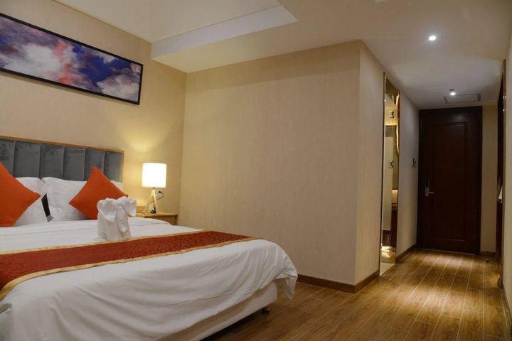 Room 4 of 7