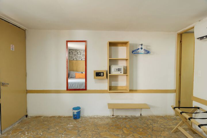 Room 44 of 163