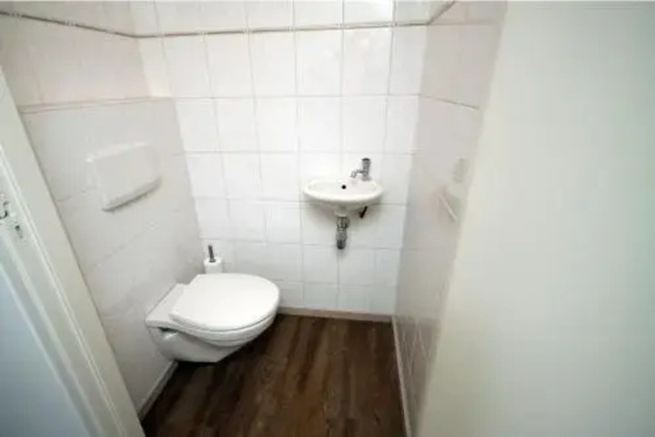 Room 6 of 9