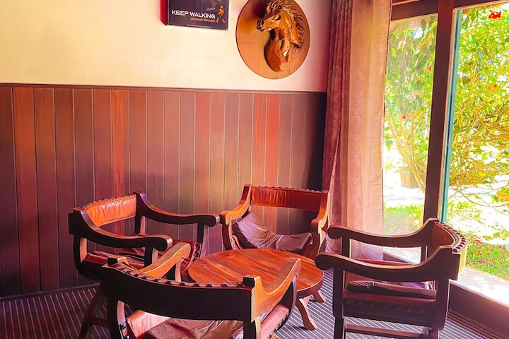 Lounge 77 of 100