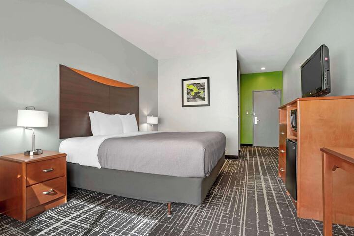 1 King Bed (4 of 19)
