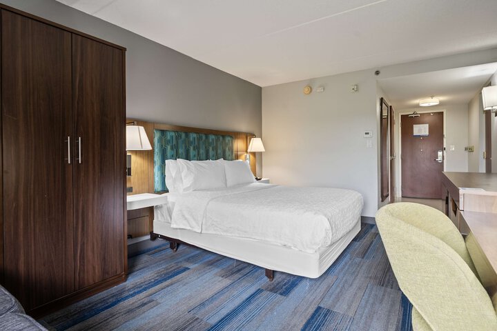 Queen Bed Accessible (18 of 20)