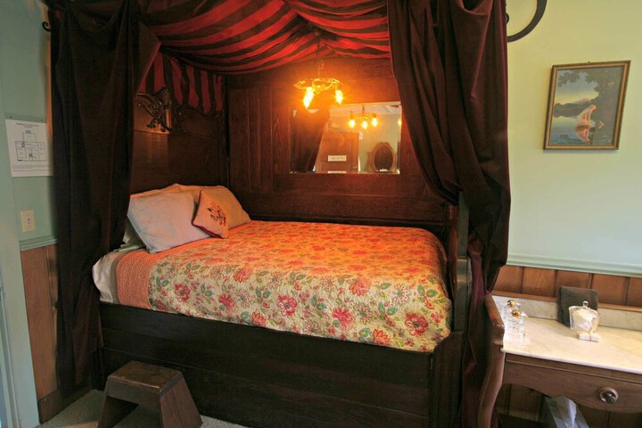 Room 9 of 90