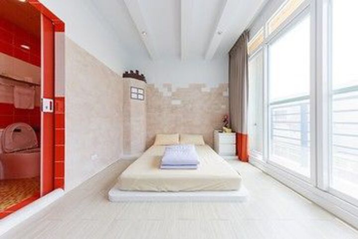 Room 6 of 28