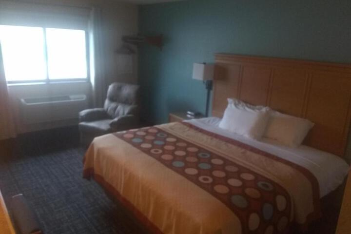 1 Queen Bed (19 of 26)