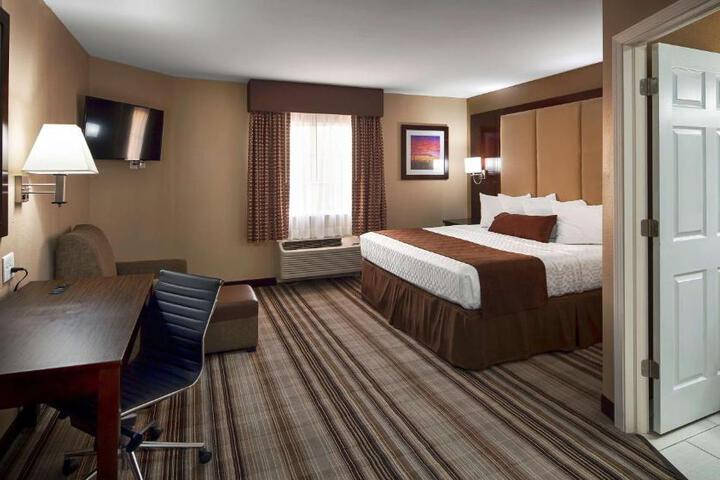 1 King Bed Microwave, Refrigerator WiFi Full Breakfast (2 of 19)
