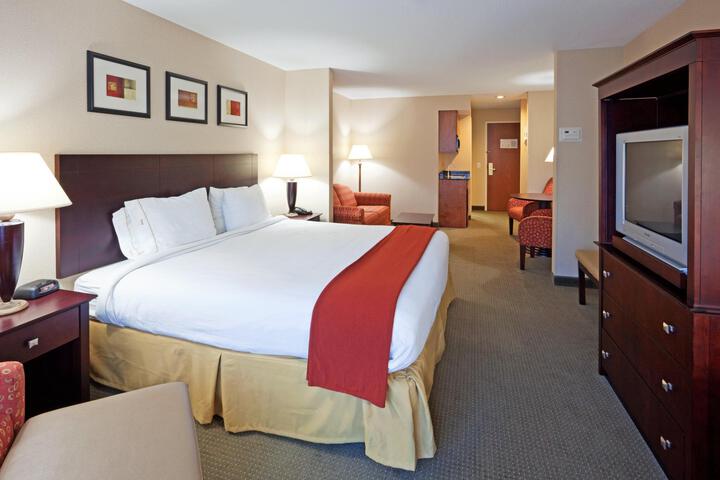 1 King Bed (2 of 13)