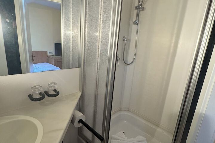 Room 21 of 37