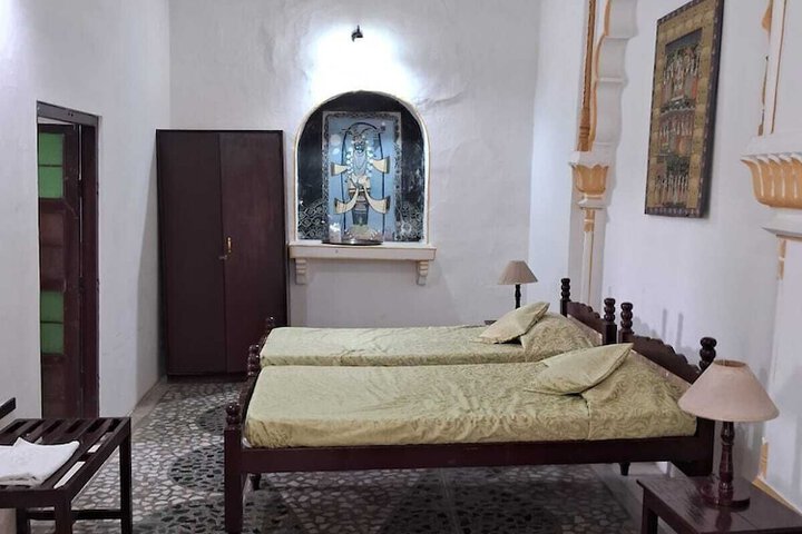 Room 4 of 11