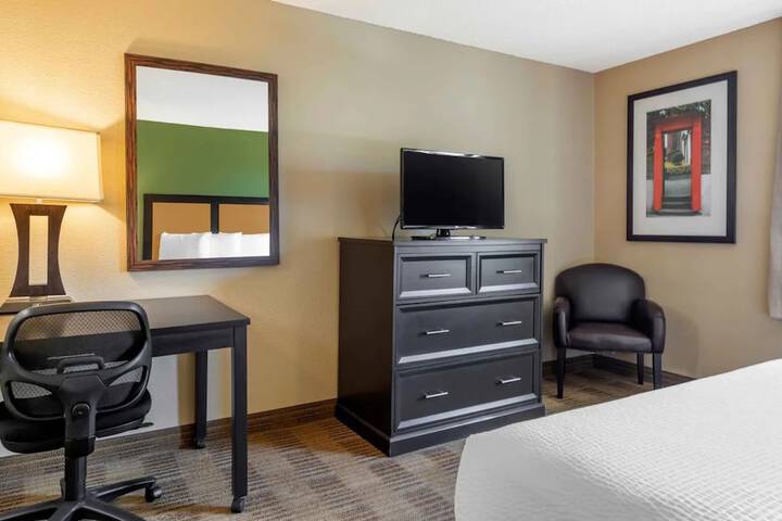 Studio 1 Queen Bed (8 of 8)