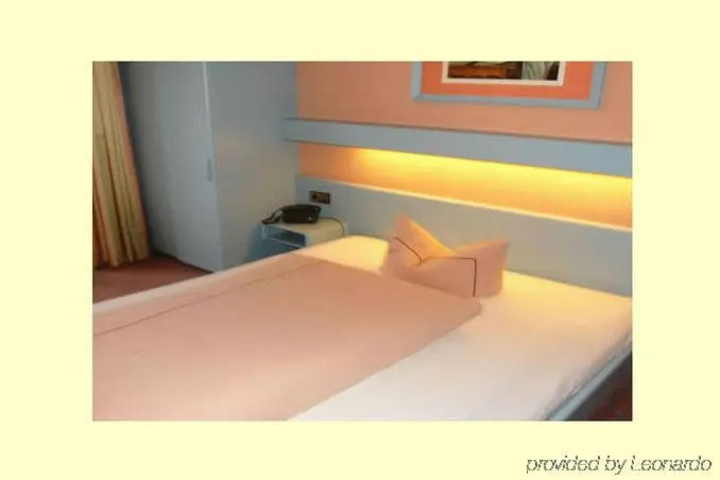 Room 2 of 8