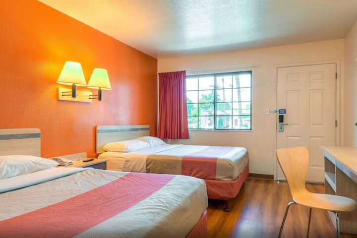 1 Queen Bed (15 of 15)