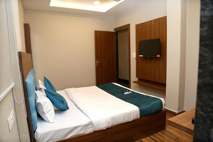 Room 7 of 34