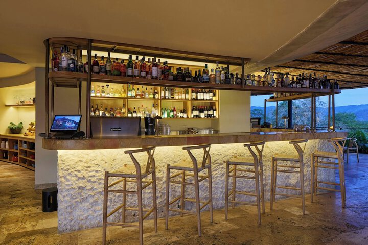Lounge 106 of 132