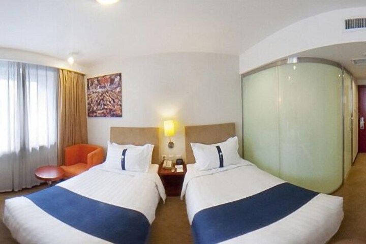Room 4 of 40