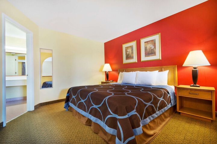 1 King Bed (3 of 9)