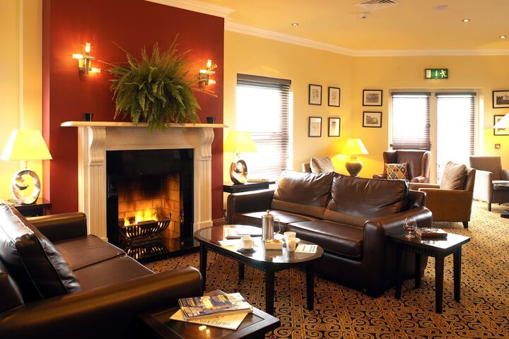 Lounge 20 of 27