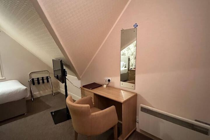Room 13 of 36