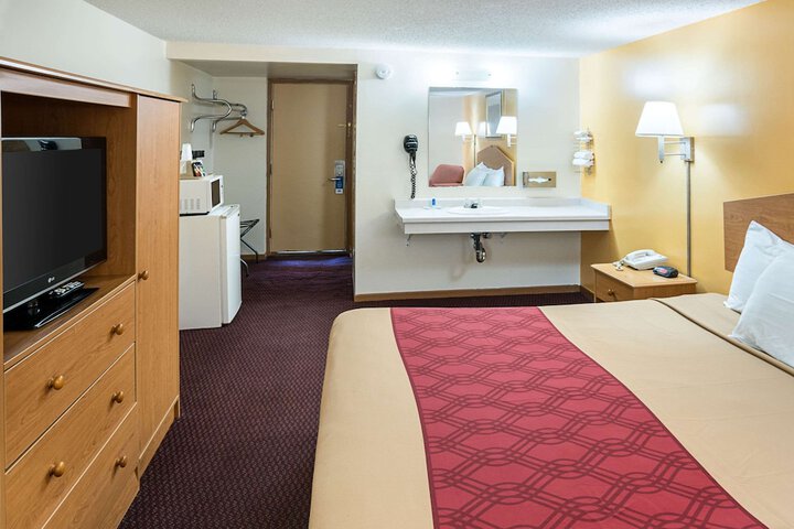 1 King Bed (7 of 9)
