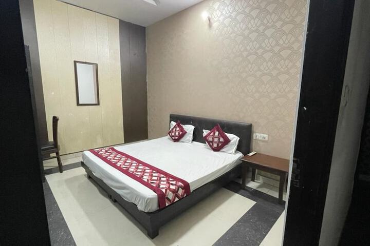 Room 13 of 16