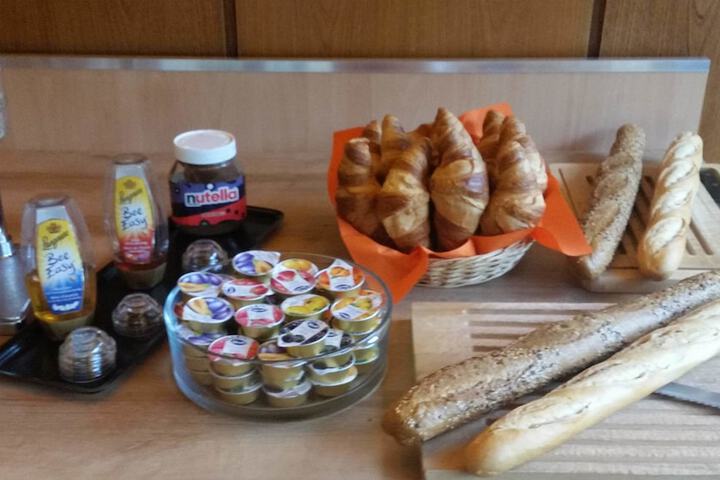 Breakfast/Coffee Service 22 of 40