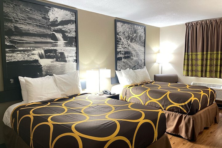 2 Double Beds (13 of 14)