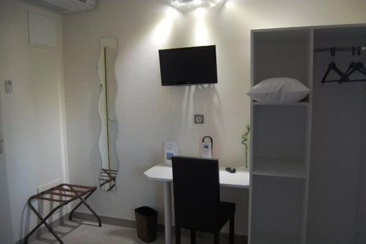 Room 32 of 61
