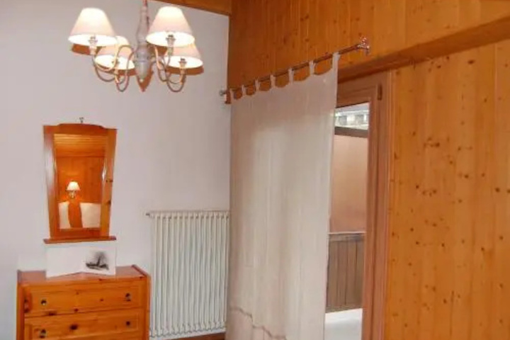 Room 4 of 10