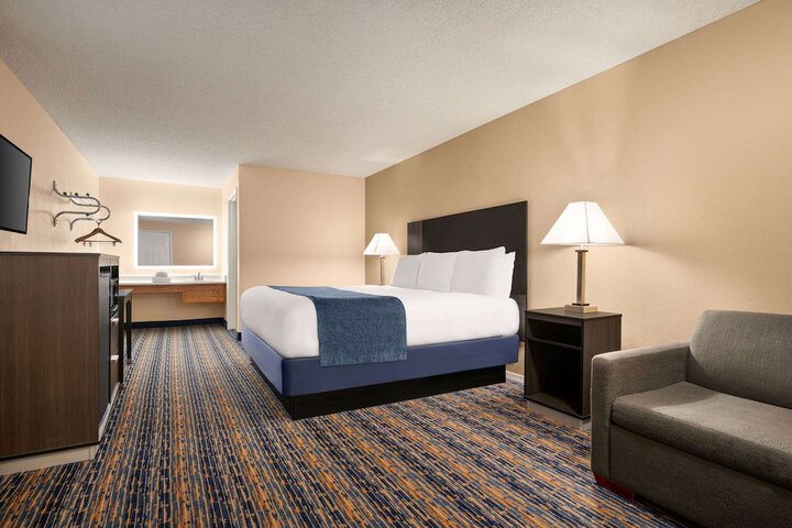 1 King Bed (5 of 5)