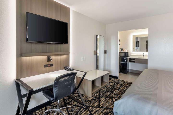 1 King Bed Accessible (2 of 11)