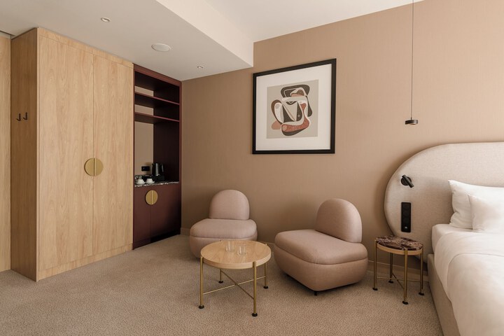 Room 27 of 153