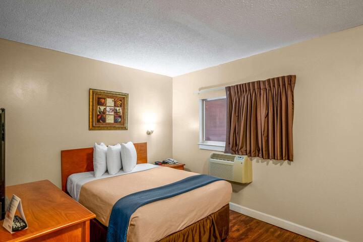 1 Queen Bed (11 of 12)