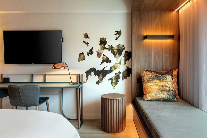 Room 33 of 219