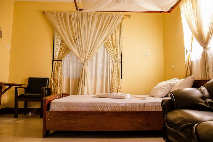 Room 4 of 8