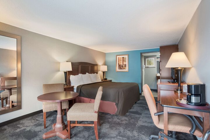 1 King Bed (7 of 7)