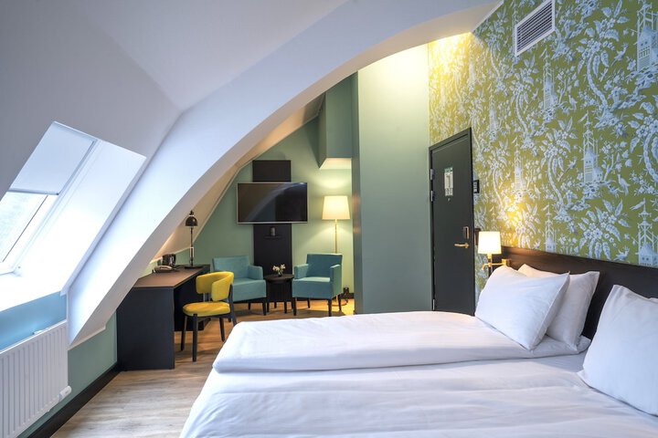 Room 13 of 90