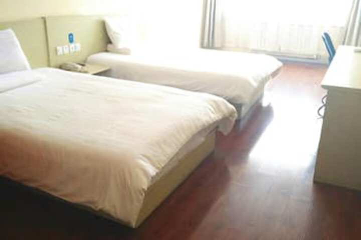 Room 4 of 8