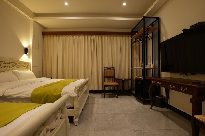 Room 4 of 37