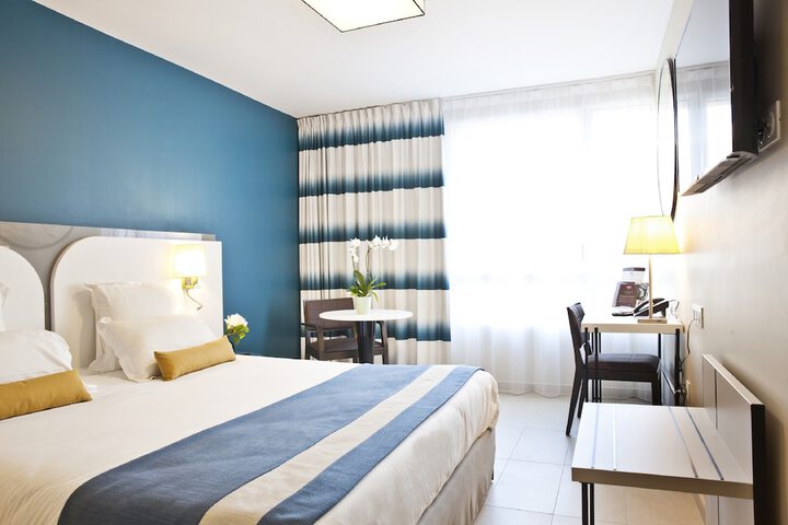 Room 6 of 25