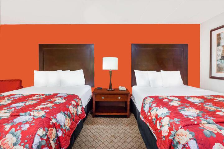 2 Queen Beds (6 of 11)
