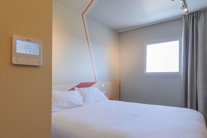 Room 10 of 77