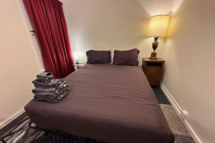 Basic Room 1 Queen Bed Shared Bathroom Upstairs (10 of 22)