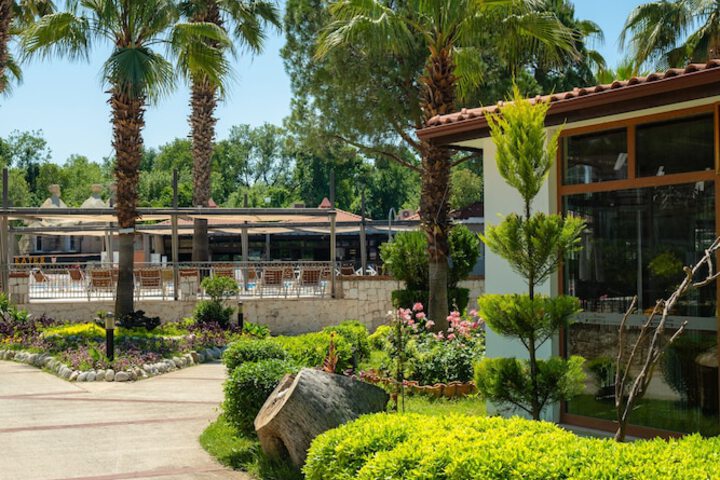 Hotel Exterior 116 of 132