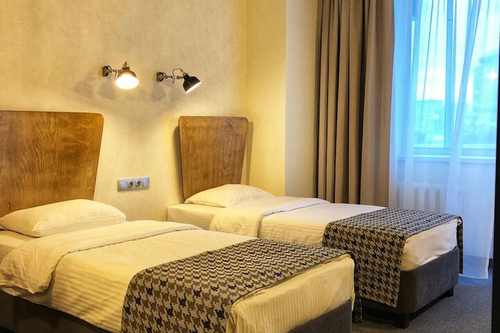 Room 4 of 102